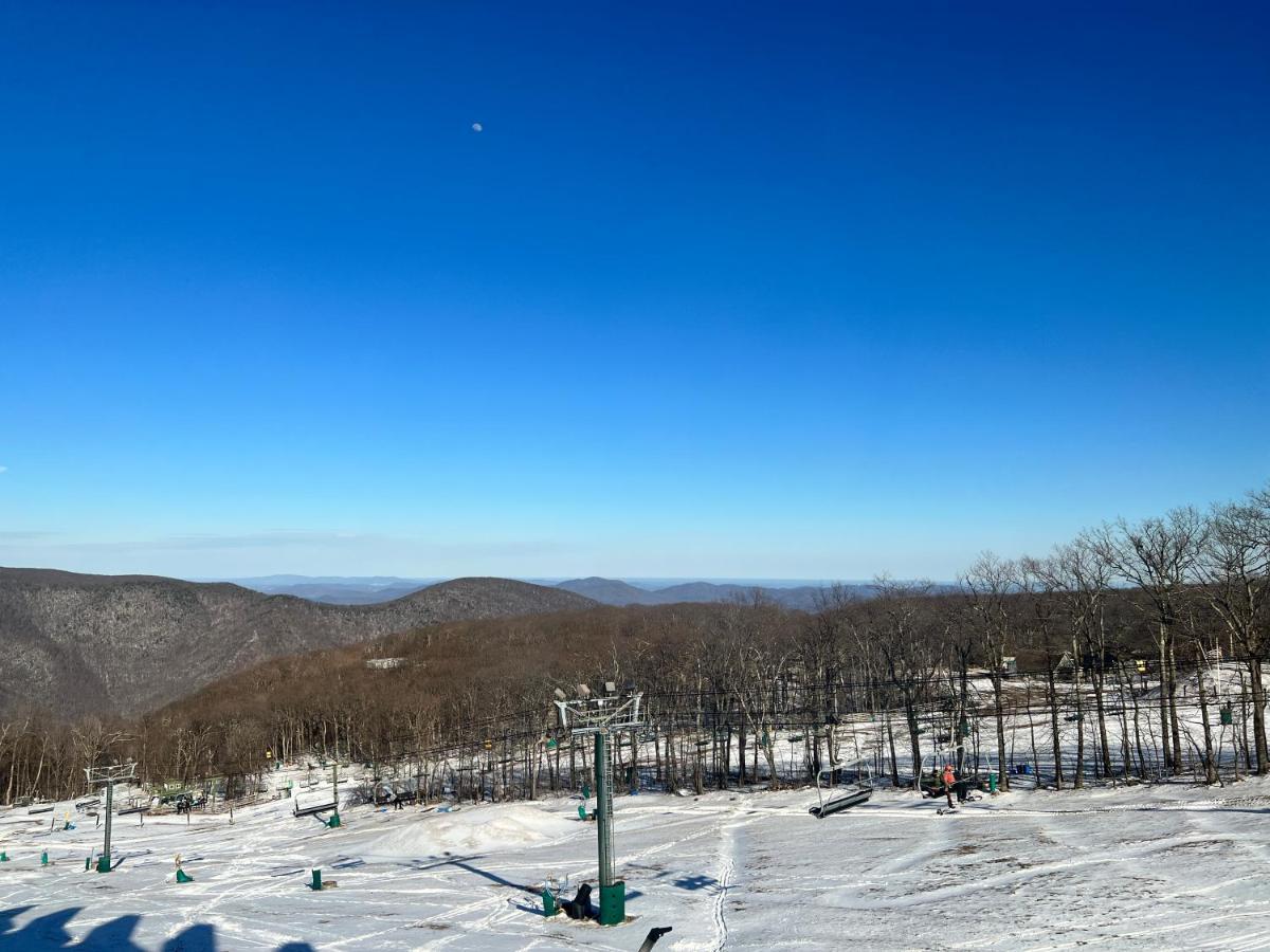 Diamond Adventure Slope Side With Foosball And Arcade At Wintergreen Resort Екстер'єр фото